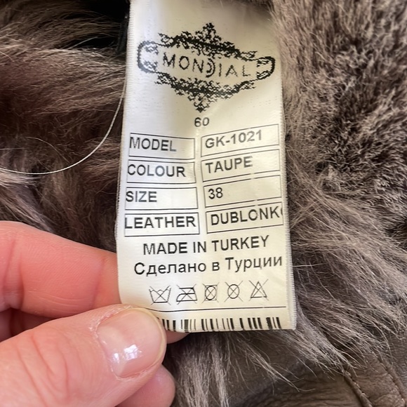 Gorgeous real shearling coat. Great condition. Super soft and comfortable - Picture 4 of 5